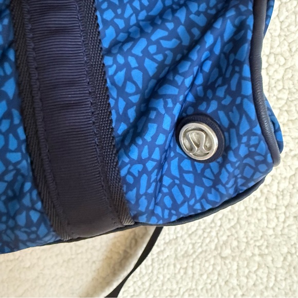 Lululemon Run Ways Duffle Gym Bag Large Blue Mosaic With Strap - Picture 10 of 10